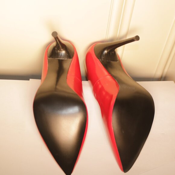 Donald Pliner Red 4 inch Heel Size 8B - Picture 3 of 4